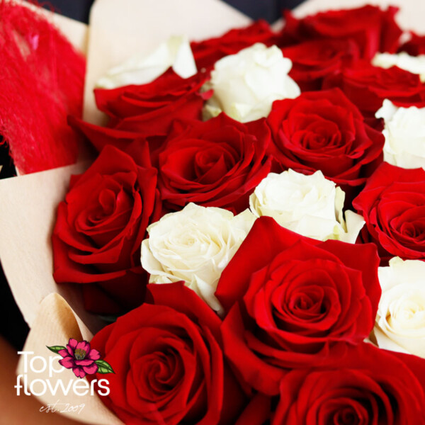 31 червени и бели рози | Букет