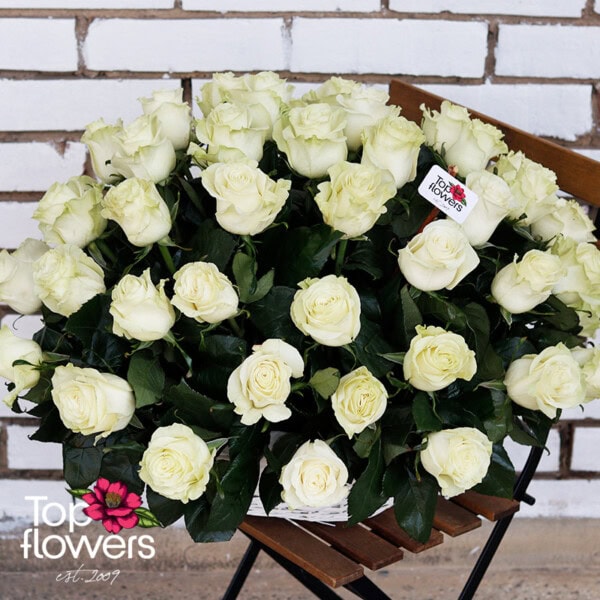 Basket of 51 ecru or white roses - Image 4