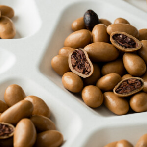 Whole Cocoa Beans & Caramelised White Chocolate | La Feve 200 gr.